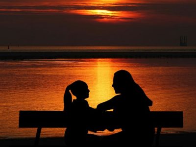 אמא ובת בשקיעה